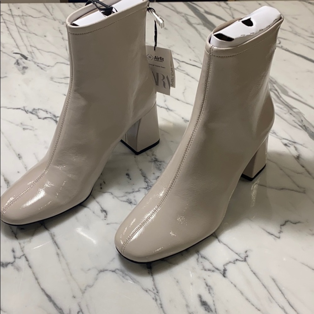 ZARA (NWT) Wide Heeled Ankle Boots in Off-White
